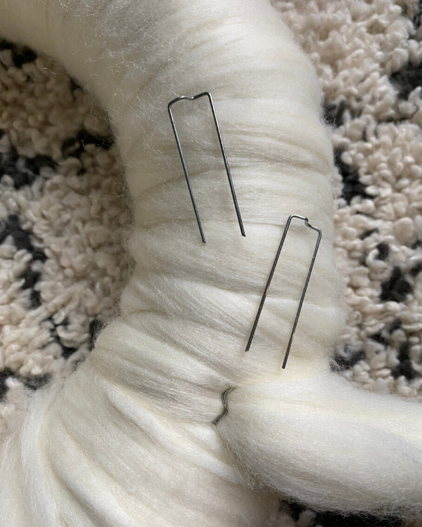 Use floral pins to tie up the ends of the yarn wreath.