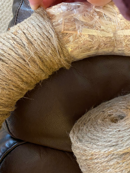 how to wrap the yarn around the wreath